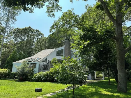 Iconic  Charles Moore Springs home with dock and our home is pet-friendly Отели в г. Спрингс