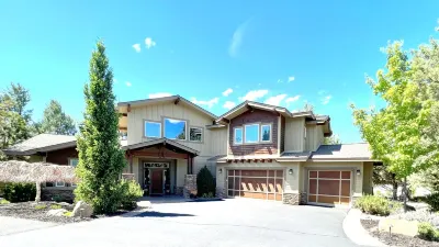 Luxury Home- On the Golf Course w/ Private Hot Tub Hotels near Cline Falls State Park