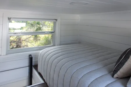 The Mini Melby - Tiny House on the Space Coast near area's most popular beaches Отели в г. Джун-Парк