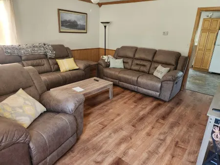 Cozy, clean 3-bedroom house with AC and WiFi in serene Brownsville, MN.