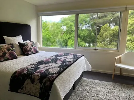 Lake Daylesford Villa 2~ Lake Frontage Large Villa Отели рядом с достопримечательностью «Конвент Дейлсфорд»