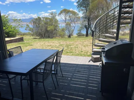 Lake Front Living New and Cosy Seperate Ground Floor Appartment Отели рядом с достопримечательностью «Сноуи Маунтинс Граммар Скул»