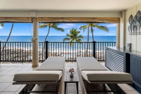 New! Top Floor! Spacious Oceanfront Condo with Amazing Lanai and A/C! Отели рядом с достопримечательностью «Moonshot Play Space, LLC»