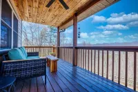 Quiet Mountain-Top Cabin with Stunning Views of Great Smoky Park w/ Hot Tub