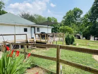 {Das Vogel Haus}Cheerful cottage getaway in Helen