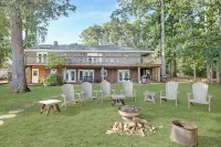 Lakefront Paradise on Lake Norman -- this Fun-Filled House has it all! Sunsets!!