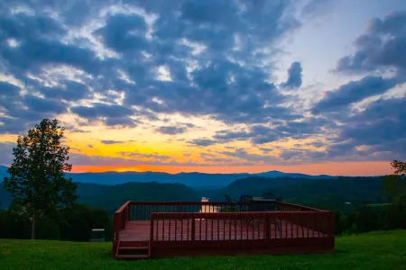 Norris Lake FarmHouse w/ Lakeviews, access and 140 acres to play.