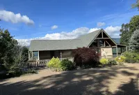 Million Dollar views from 360 wrap-around porch 藍嶺山道附近的飯店