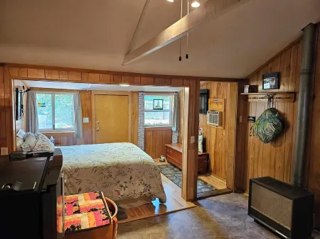 Cozy studio cabin close to Lake Michigan.