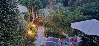 Monica apartment with garden at Ponte Vecchio Hotels in San Niccolò
