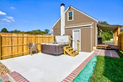 A Modern Rustic Chalet with HOT TUB! Near Hershey, PA