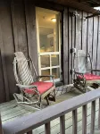Cottage 1 block from Main St. on historic property.