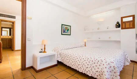 Beautiful Villa with Private Pool and Garden, Sea Views