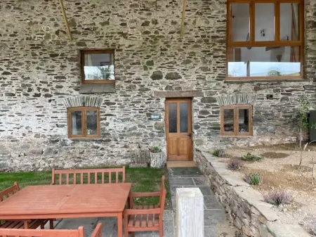 Kestrel Cottage pet friendly barn conversion, quiet farm location, nr Dartmouth