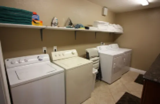 Family Friendly 3600 Sq Ft 5 Bedrooms 4 Bathrooms 3 Miles To Strip
