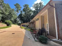 5-Bedroom 6000SF wood and glass retreat in Atlanta, surrounded by greenery.