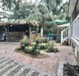 Cheerful Coastal Home. Close to Beach, 4Br/2Ba, Sleeps 13 guests