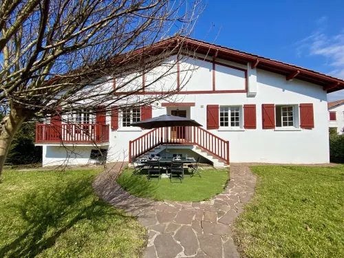 Village center, house, garden, walking distance to the beach, parking