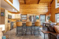Mountain Retreat with Stunning views, 7 Priv Acres, Sauna, Hot Tub, and Gameroom