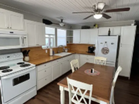Amazing Views, Great Fishing and Huge Dock Make This the Perfect PK Get-Away. Hotels in Stephens County