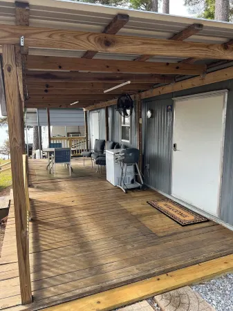 Hilltop Hideaway on Lake Darbonne Отели в г. Юнион Пэриш