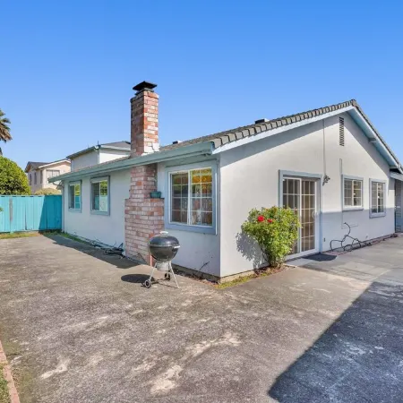 Single Level | Free Parking & Wi-fi | Private Yard