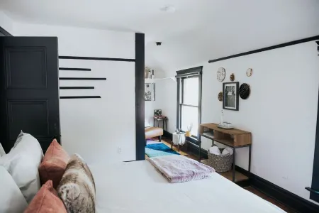 Renovated. Modern. Downtown + 1.5 Miles to Stadium Отели рядом с достопримечательностью «Taubman College of Architecture and Urban Planning»