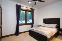 Stylish Luxury Townhouse - Walk to Downtown, A/C! Hotels in Truckee