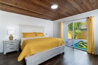 Remodeled HEATED pool house, 8 minutes to the beach! Honey Hole theme