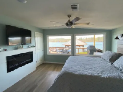 Lake Hamilton Lakefront! Main Channel Large Decks & Boat Dock! Spectacular View! Hotels in Piney