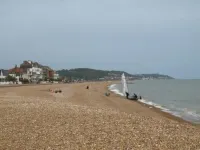 2 bedroomed cottage in Hythe, Kent, close to amenities and beach. Dogs welcome.