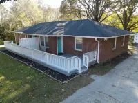 ✶ Cozy 2 Bedroom 1 Bath Entire House ✶ Kennesaw Recreation Center 주변 호텔