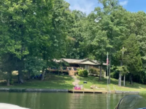Lake Front Cottage w/Dock-Sleeps 10-1Story-Relax-Dog Friendly Hotels in Roane County