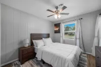 3-Bed Haven - 6 pple Hot tub, King bed, Pool & ping pong table, Grill, Fire pit - balcony