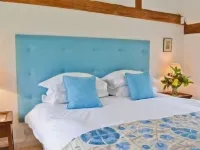 Priory Barn - ideal for large family groups. Sleeps 8/9 adults plus 3 children Hotels in Tonbridge
