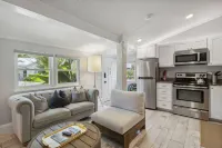 Charming Studio Apt E / Steps to Beach & Dining