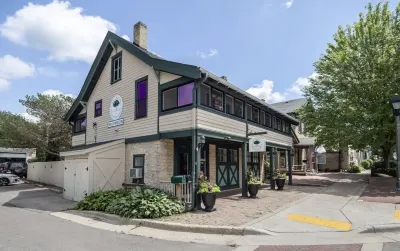 Delafield Darling • King Suite + Bonus Queen • Downtown & Dreamy