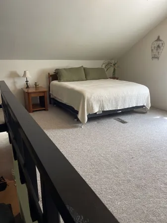 Beautiful rustic cabin with loft! Huge Kitchen! On Center Hill Lake!