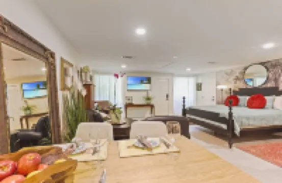 Elegant Studio, 5 Min Walk to Main Street’s Antique Shops & Restaurants!