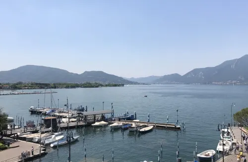 Iseo Lake View - the window on the harbor Hotels in Iseo