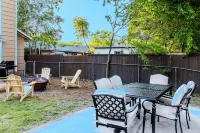 Prime Location: 3bd with BBQ, 4 miles from Historic Downtown McKinney. Sleeps 8.