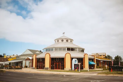 Little Blue Cottage - wooded getaway, near beaches and towns