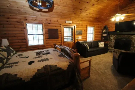 Log Cabin  Pool, Wooded, Secluded,Jacuzzi, WiFi, Nature Trails,1 Mile from Sdc