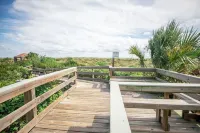 Spacious 3/2 poolside condo w/ beach access* 2 King beds* Comfortably sleeps 8!