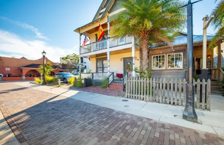 1880 Victorian In Heart Of Downtown...charming And Cozy