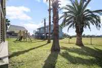 Mins from Beach! 5BR Sleeps 15, Games, Kids Playground, Pet Friendly, Tiki Bar