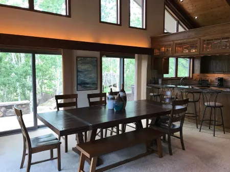 Beautiful, large, private home in Fox Acres- huge patio w/ gorgeous views! Отели в г. Ред Фетер Лейкс