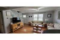 Crystal City Family Home - Comfort and Convenience