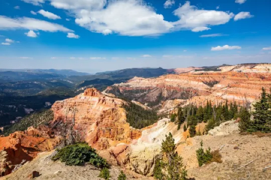 Updated Corner Unit Condo. Next to Giant Steps Ski Lift.