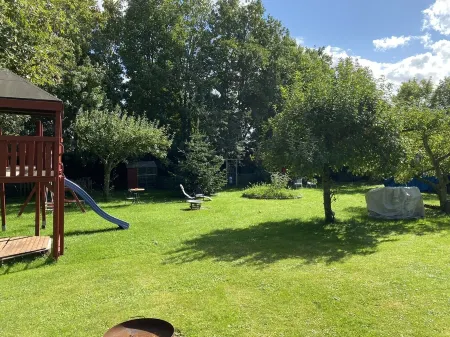 Vacation apartment "Kleine Möwe" with large garden in the heart of Pilsum Отели в г. Крумхёрн